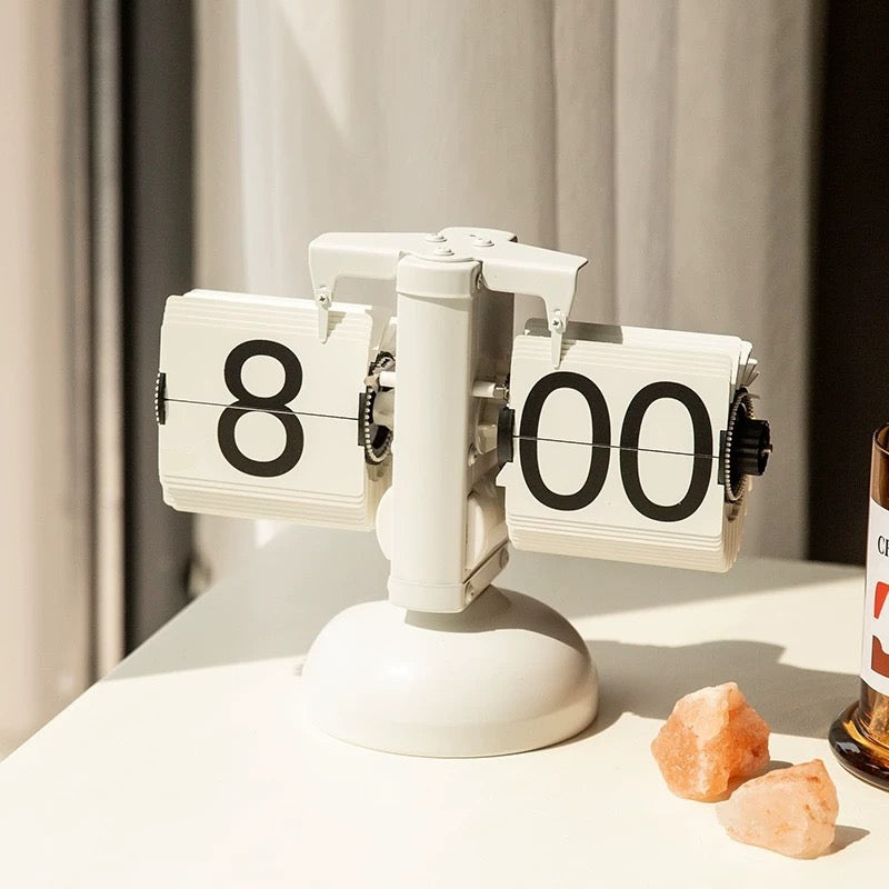 Retro Flip Clock – European Style Automatic Page-Turning Desk Clock
