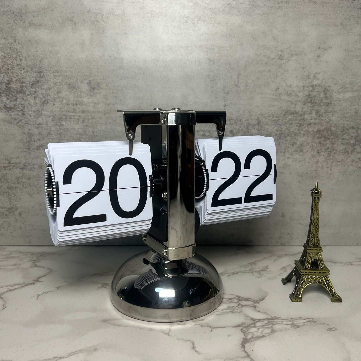 Add timeless style with the Retro Flip Clock. Quartz precision, stainless steel body, and smooth page-turning design. Perfect for home or office décor.