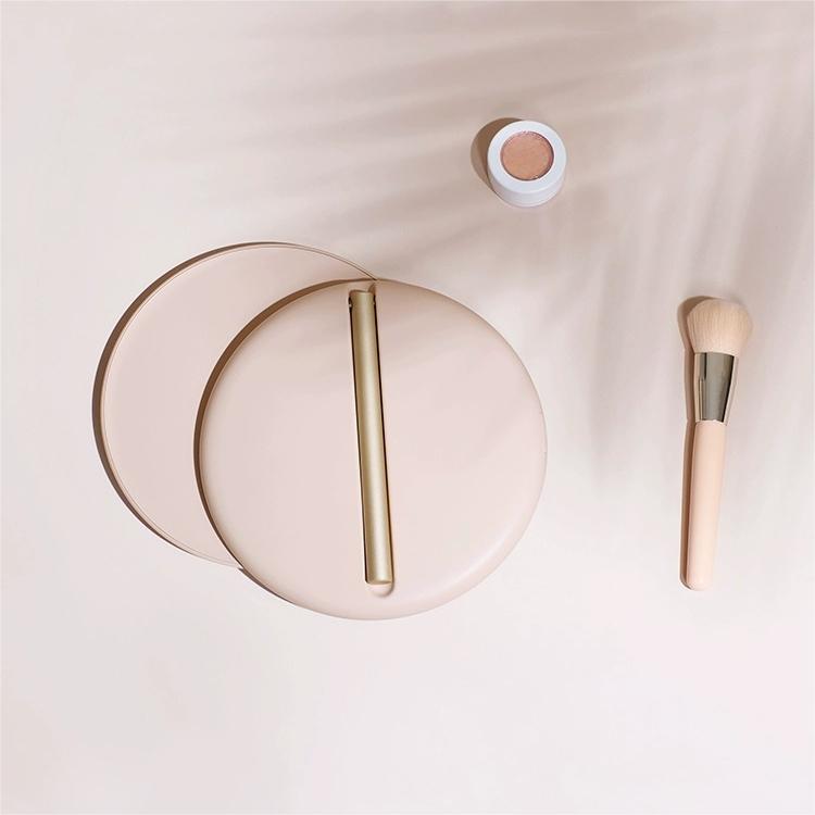 Upgrade your routine with the Foldable LED Vanity Mirror – portable, rechargeable, daylight 97% CRI lighting, stepless dimming & travel lock design.